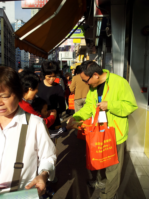 2015年1月6日，葵青区防火宣传活动-探访“三无大厦”。